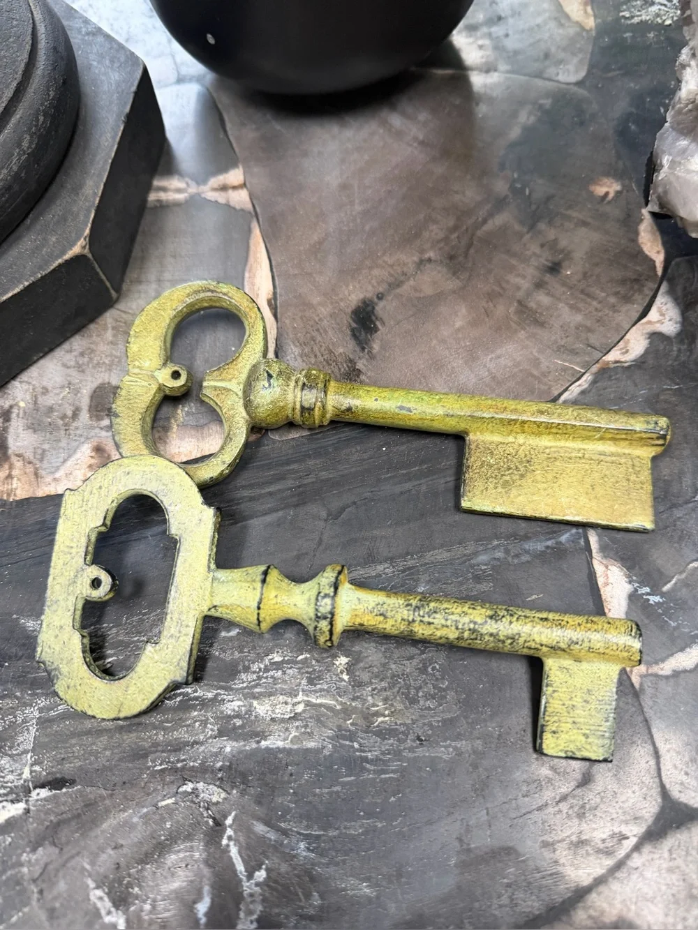 Anthrpologie Vintage-Style Decorative metal 2 Wall Keys in Distressed sage green